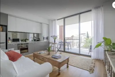 Image de Nouvel appartement dans le quartier historique du West End, à proximité de cafés, bars et restaurants.