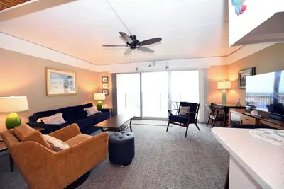 Image de Condo traditionnel 1 chambre en bord de mer avec connexion Wi-Fi gratuite, une piscine extérieure et une vue magnifique situé à Midtown et à quelques pas de la plage!