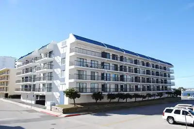 Image de Spacieux et élégant condo de 2 chambres avec meubles attrayants et casier de rangement en bas situé en haut du bloc de l'océan à quelques pas de la plage!