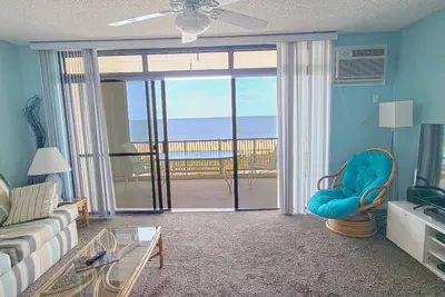 Image de Unique et élégant condo de 2 chambres en bord de mer avec WiFi, une piscine extérieure et un porche fermé avec vue sur l'océan situé en haut du centre-ville, à quelques pas de la plage!