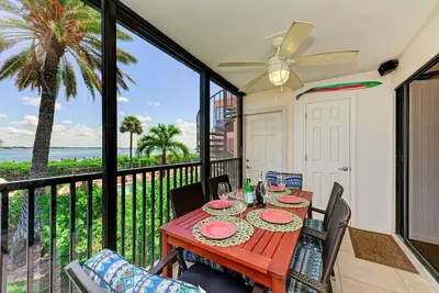 Image de De la baie à la plage: magnifique condo avec vue sur l'eau, une cale de bateau et une piscine communautaire côt�� golfe!