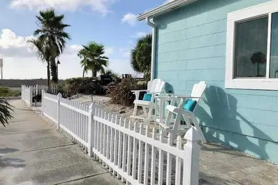 Image de Emplacement-Quaint Beach Front House- Historic Pass a Grille-Steps Ă la plage.