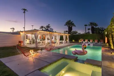 Image de Calme et élégant Alexander: Private Back Yard, piscine d'eau salée, cuisine extérieure
