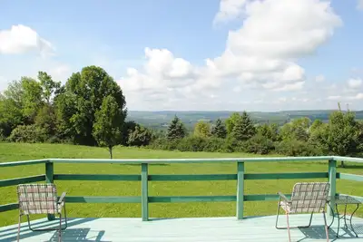 Image de Longview Cottage avec vue pour complimenter son nom et à proximité de Cooperstown