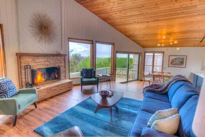 Image de Oceanfront Home avec bain Ă remous et une vue imprenable! Nuit Gratuite!