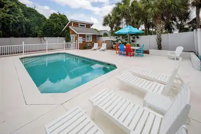 Image de \"Beach Haven\" 15 personnes, avec piscine privée! Acc��s privé à la plage Deeded et animaux accept���s!
