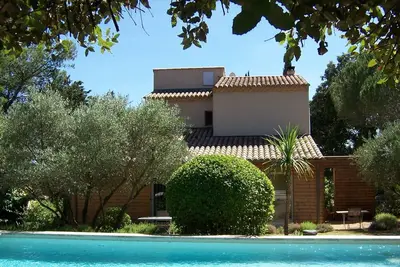 Image de Appartement L'Orée de l'Eure, Uzès. Jardin, grande piscine non partagée