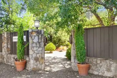 Image de Merveilleux, confortable, Cottage One one Brm minutes de Place Sonoma w \/ Patio privé