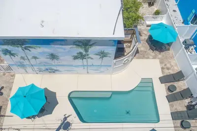 Image de LuLu Green Brand New au coeur de Siesta Key Village, 4 minutes à pied de la plage, piscine, laveuse / sécheuse