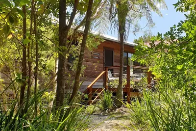 Image de Casuarina Cottage - près de la ville - vue sur la montagne.