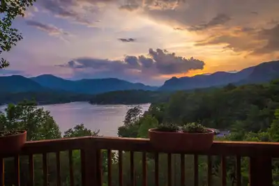 Image de Vues spectaculaires depuis la maison spacieuse et moderne au bord du lac