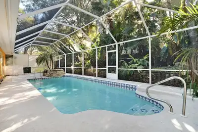 Image de Cette beauté est située au centre, avec une piscine chauffée et une cascade!