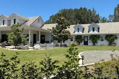 Image de Just Listed! Château Monte De Oro-Au coeur du pays du vin-Promenade dans les vignobles!