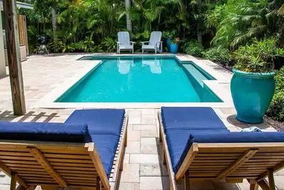 Image de Vente de printemps! Prix réduit jusqu'au 31 mai! ! Island Time: Superbe piscine privée pour les familles, située à seulement 1 pâté de maisons de Pine Ave!