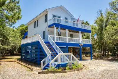 Image de Blue Turtle Beach House avec piscine chauffée gratuite, bain à remous, près de la plage! ❤️❤️