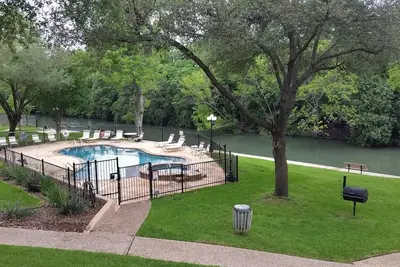 Image de Riverfront condo sur le Comal à 3 min de Schlitterbahn Capacité 4 adultes et 2 enfants