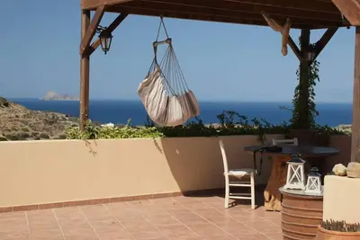 Image de Villa Panorama  vue sur Mer et Montagnes avec piscine dans un cadre verdoyant.