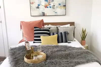 Image de Mid Century Modern Maisonnette - CÉLÈBRE Quartier FRANÇAIS & Location Marigny! !