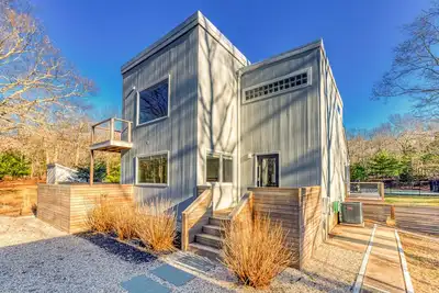 Image de 2. 5 Acre Private Modern Estate w / Pool Tennis Sauna Theatre