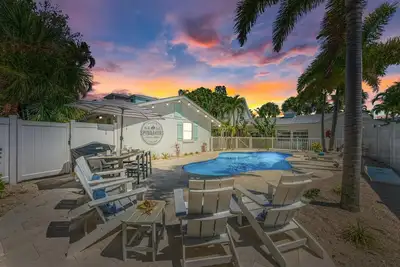 Image de Vente de printemps! Prix réduit jusqu'au 31 mai! Capitaine Spinnakers: belle piscine à la maison à seulement 250 pas de la plage!