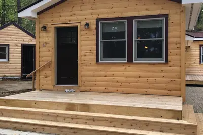Image de Nouvelle cabane de pin dans les montagnes blanches à pied du lac blanc nouveau