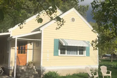 Image de Le Julia Vintage Cottage Ă Victorian Woods, une retraite paisible dans la nature
