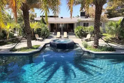 Image de 4br villa, grande piscine, jacuzzi, barbecue, intimité totale à proximité du centre-ville de Las Vegas