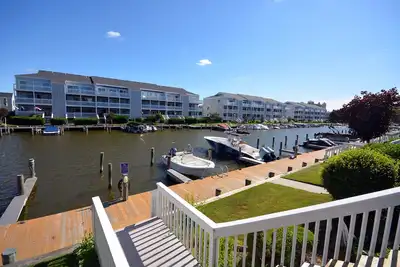 Image de Condo 1 chambre confortable et accueillant avec une piscine extérieure et une vue magnifique sur le canal situé en haut de la baie, à quelques pâtés de maisons de la plage!