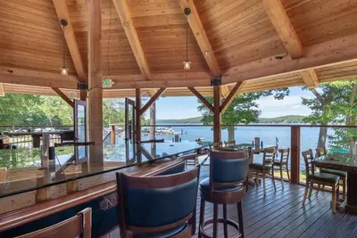 Image de Vues sur le lac et la montagne. Piscine, plage, bain à remous, bar de plage et autres équipements du complexe
