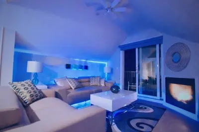 Penthouse Chic Ocean View West End (Le Sandpiper) (Juste REMODÉ)