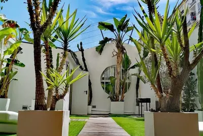 Image de Appartement De Luxe Avec Terrasse ENSOLEILLÉE PRIVÉE Wifi Et Jacuzzi Dans Le Centre Ville