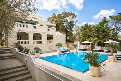 Image de Beautiful private 5 bedroom Villa with indoor & outdoor pools, A\/C, Bbq