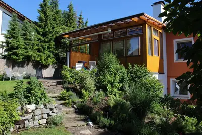 Image de Grande maison dans un grand jardin