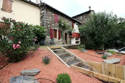 Image de Terrasse barbecue - plancha - piscine chauffée - bord rivière - Cevennes