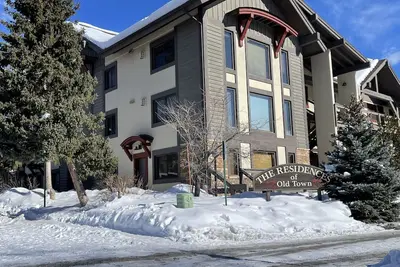 Image de Condo de luxe au centre-ville en face de la rivière Yampa