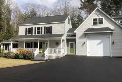 Image de Profitez du meilleur de toutes les saisons dans cette maison de 4 chambres à quelques minutes de l'eau.