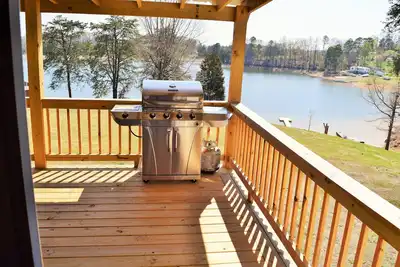 Image de L'avant du Lake House Lake \/ Dock privé \/ 12 personnes