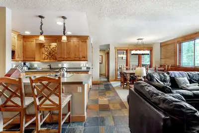 Image de Condo parfaitement situé! Ski-In, marcher jusqu'à la télécabine, un pâté de maisons à Mainstreet