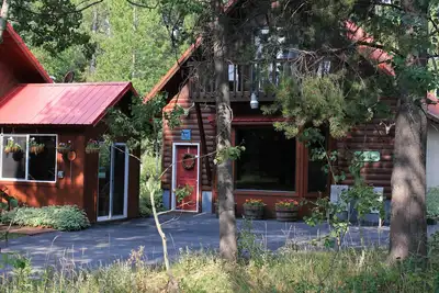 Image de Belle cabane nichée dans les Aspens chuchotant de Island Park, Idaho.