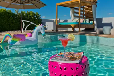 Image de Grande maison pour les groupes près de El Paseo avec piscine / spa