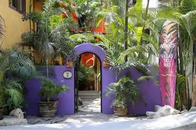 Image de Jolie maison w. deux patios et piscine, 1 blk. de la plage et du centre ville.