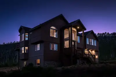 Image de Tout nouveau domaine de 7 chambres, pour 18 personnes, vue sur la montagne, National Forrest, bain Ă remous