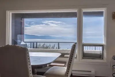 Image de Lakefront Condo avec accès au lac! Des vues spectaculaires! Conviviale et familiale!