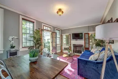 Image de Boutique Home & Courtyard w\/ Bikes!