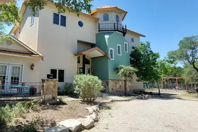Image de 3300 pieds carrés Canyon Lake View-Isolé, bain à remous, WiFi gratuit avec de nombreux ponts!