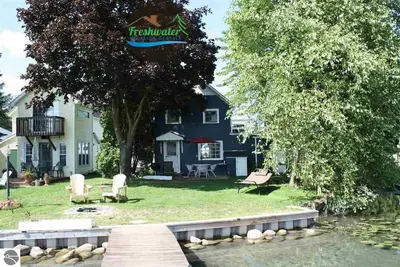 Retraite sur la rivière Torch - (Torch River, Mi) Le lac Torch de l'autre côté de la rue!