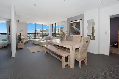Image de Immaculée appartement de 3 chambres Central Gold Coast. Moderne élégant