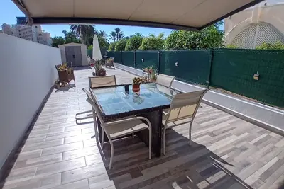 Image de La Perle Bleue, terrasse de rĂŞve sous le soleil.