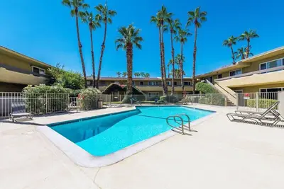 Image de Appartement caché dans une oasis - 7 jours - Vues sur la montagne, piscine, bain à remous, sauna, climatisation, rénové