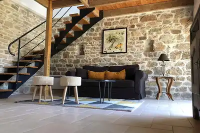 Image de Ty Bihan\nPetite maison en pierre au calme